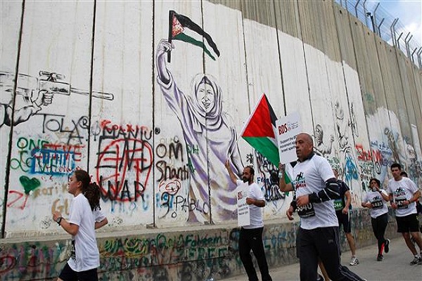 Zionist Regime Resumes Building 'Apartheid Wall' in West Bank