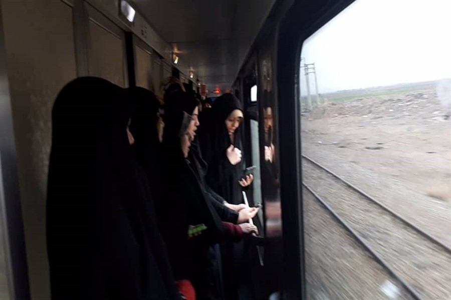طنین الله اکبر در قطار توسط دانشجویان زیارت اولی خوزستان در روز 22 بهمن