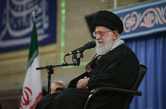 ایرانی ملت شجرہ طیبہ ہے/ امریکہ دھمکی سے حماقت ثابت کررہا ہے۔ رہبر انقلاب