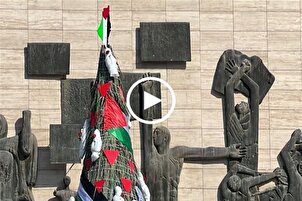 بالفيديو..بغداديون يعلقون جثامين شهداء أطفال فلسطين على شجرة الميلاد