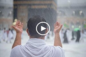 هطول الأمطار بغزارة على المسجد الحرام والكعبة + فیديو