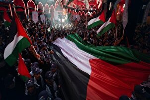 تقرير مصور | موكب فلسطيني يؤدي مراسيم زيارة الإمام الحسين (ع) ليلة الأربعين