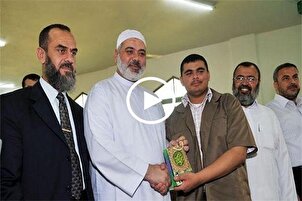 شاهد..فيديو لهنية خلال تلاوته للقرآن قبل استشهاده