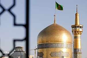 تقرير مصور | إستبدال راية قبة مرقد الإمام الرضا (ع) في مشهد
