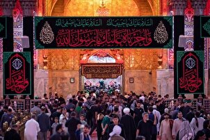 تقرير مصور | نشر الرايات في ضريح الإمام الحسين (ع) تزامناً مع وفاة النبي(ص)