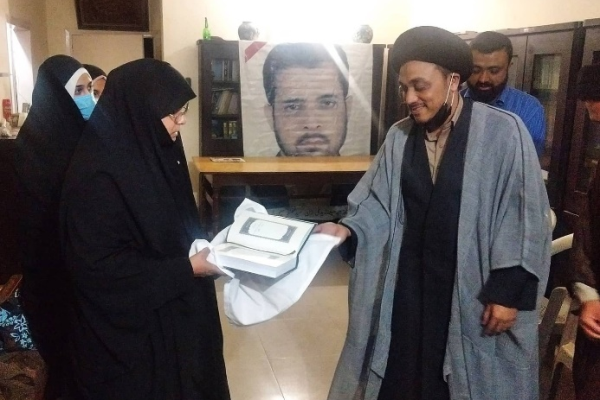 Imam Chameneis Geschenk wurde an Ehefrau eines pakistanischen Märtyrers in Karachi übergeben