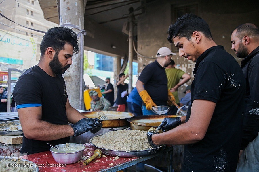 A Moukeb in Najaf prepares food for pilgrims on September 11, 2022.