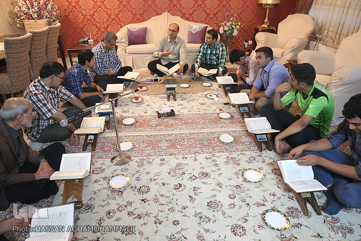 جلسه قرآن با قدمت 35 سال/ لزوم احساس نشاط در جلسات سنتی همراه با رعایت آداب + فیلم