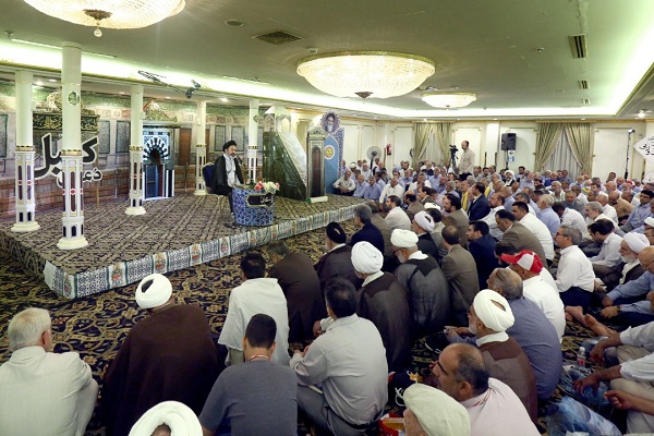 زائران ایرانی در مدینه، دعای کمیل را زمزمه کردند