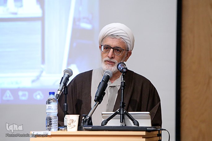 انسان عصر انتظار نقدپذیر، محتاط و اهل تساهل است