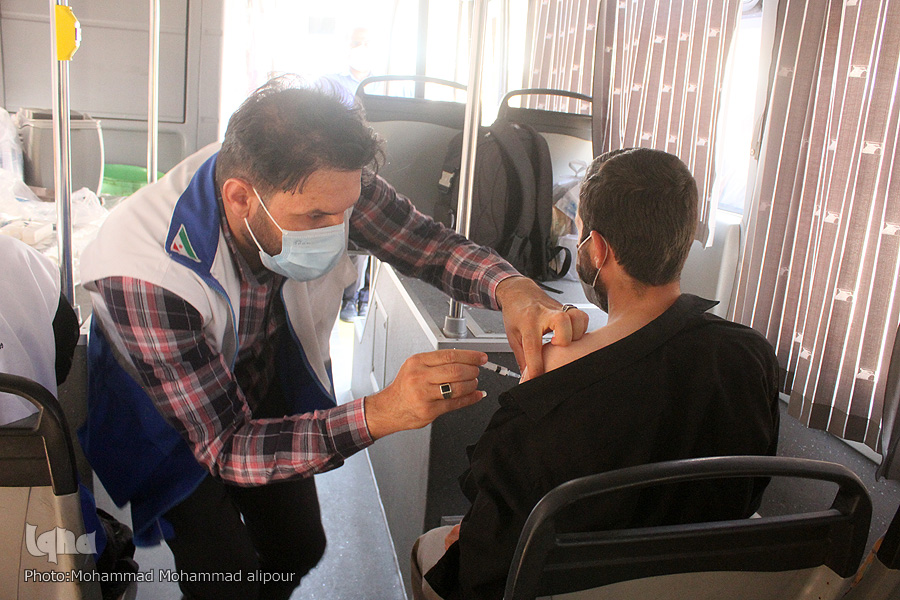استقرار واحدهای سیار واکسیناسیون کرونا در غرب اهواز
