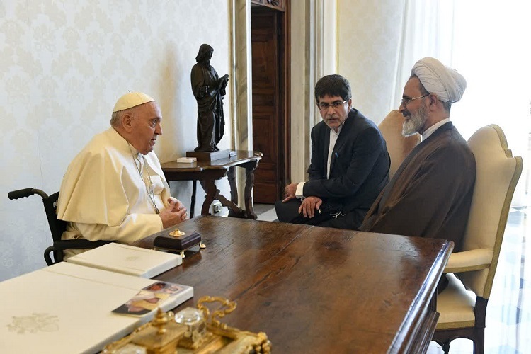 مدیر حوزه‌های علمیه ایران و پاپ دیدار کردند