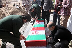 عکس | تشییع و به خاکسپاری دو شهید گمنام در اهواز