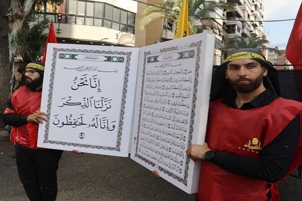 برافراشتن قرآن در عزاداری پر شور عاشورا در لبنان + فیلم