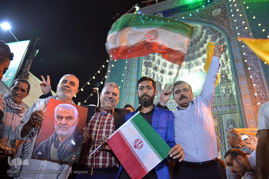 وقتی شادی و اشک با هم درآمیخته میشوند وقتی شادی و اشک با هم درآمیخته میشوند