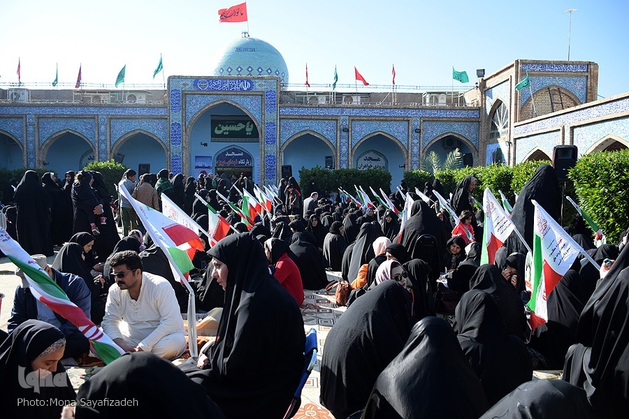 زمزمه مناجات عرفه در جوار شهدای هویزه