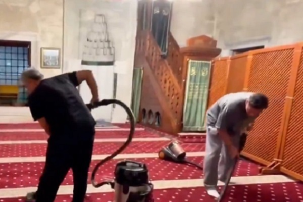 ستاره فوتبال آلمان در برنامه غبارروبی مسجدی در استانبول + فیلم