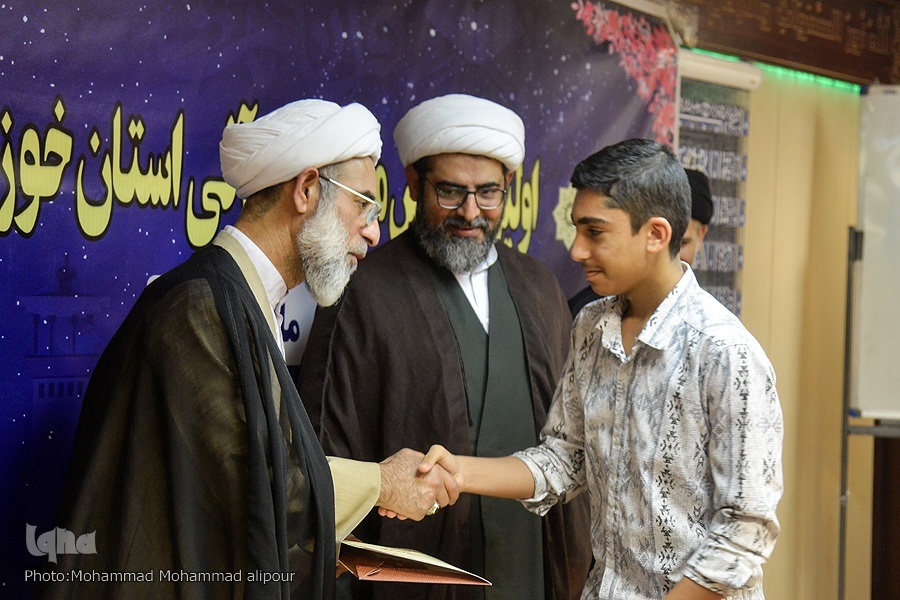 تجلیل از برگزیدگان طرح عمومی قرآن در خوزستان