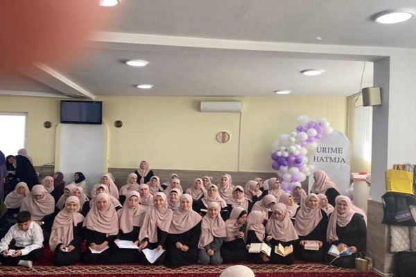 تجلیل از دختران دانش‌آموخته قرآنی در کوزوو