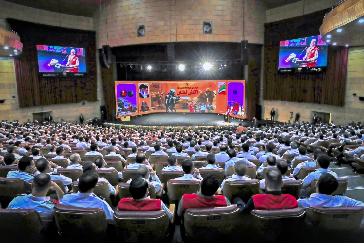 دشمنان به زانو درآمدن ملت ایران را در خواب ببینند