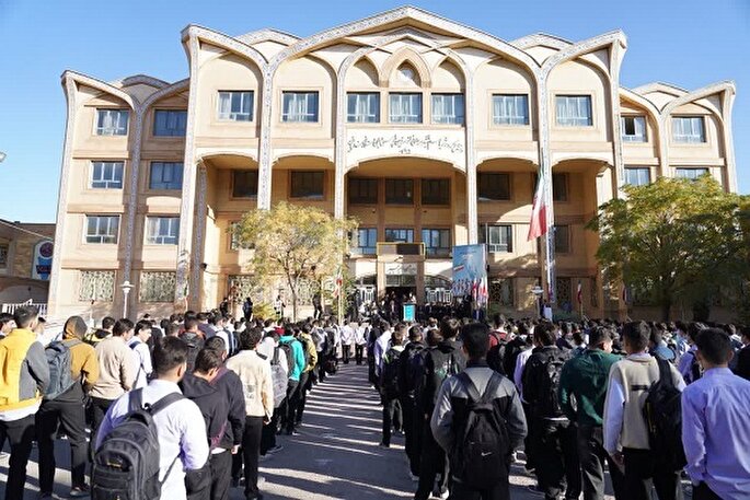 امروز متحد و استوار در مقابل استکبار ایستاده‌ایم