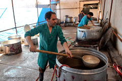 پخت غذا برای سیل‌زدگان در آستان علی‌بن مهزیار اهوازی
