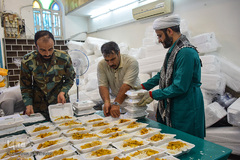 پخت غذا برای سیل‌زدگان در آستان علی‌بن مهزیار اهوازی