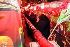 آیین نصب پرچم شب اول محرم در امامزاده عبدالله(ع) شوشتر