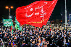 آیین نصب پرچم شب اول محرم در امامزاده عبدالله(ع) شوشتر