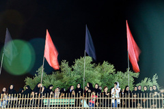 آیین نصب پرچم شب اول محرم در امامزاده عبدالله(ع) شوشتر