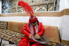 نوجوانی که در حال آماده شدن برای بازی در نقش سربازان شمر است.