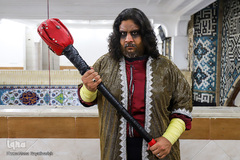 عبدالامیر عامری پور، 26 سال دارد. 10 سال است که در تعزیه خوانی بازی می کند و اکنون نقش خولی را ایفا می کند.