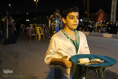 در میان اجرای تعزیه عوامل، کمک‌های نقدی برای نیازمندان را جمع آوری می‌کنند.