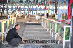 اینجا شمعی روشن است 