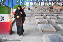 اینجا شمعی روشن است 