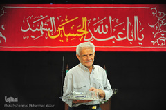 عبدالرضا آژند، 76 ساله، بازنشسته و آبدارچی مراسم روضه، از 6 سالگی روضه می‌رفته است؛ آن هم زمانی که با فانوس باید راه مراسم را پیدا می‌کردند. می‌گویم: امام حسین. با بغض می‌گوید: در وصف نمیگنجد.