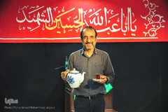 مرتضی مجدی، 68 ساله، بازنشسته نیروگاه برق زرگان و آبدارچی روضه است. خودش می‌گوید از 5 سالگی در روضه‌های حسینی بوده است. می‌گویم: امام حسین، می‌گوید: شهید کربلا.