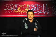 محمدرضا دشت‌بزرگ، 16 ساله، دانش آموز. اولین بار 10 ساله بود که به روضه امام حسین(ع) رفت. می‌گویم: امام حسین، می‌گوید: حب الحسین یجمعنا.