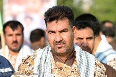 فاخر باوی، عضو بسیج شهرداری کارون، 46 سال سن دارد و می‌گوید بسیج یعنی اقتدار ملی.