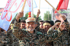 امیر ماهی، عضو بسیج شهر دزفول، 60 سال سن دارد و می‌گوید بسیج یعنی مدرسه عشق.