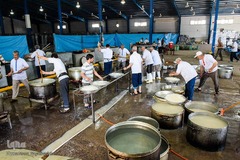 پخت غذا برای سیل زدگان توسط موکب خمینی شهری ها 