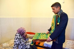 خدام رضوی در خانه سالمندان 