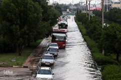 آب گرفتگی خیابان‌ها و منازل مسکونی در اهواز 