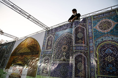 آقای چراغ‌پور در حال آماده کردن هئیت عزاداری هر ساله مؤسسه است.