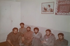 نفر دوم از سمت راست، محمد سمیرمی است و شخص سوم در عکس‏، شهید جهان آرا است.