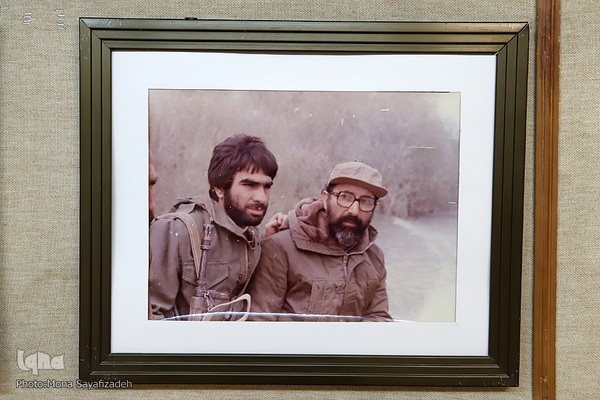 نفر اول از سمت چپ کاظم اخوان است که در بیش از هفتاد عملیات و نبرد خطرناک جنگی به عنوان عکاس و رزمنده حضور داشته است. او در سال 1361 هنگامی که همراه احمد متوسلیان بود ربوده شد.