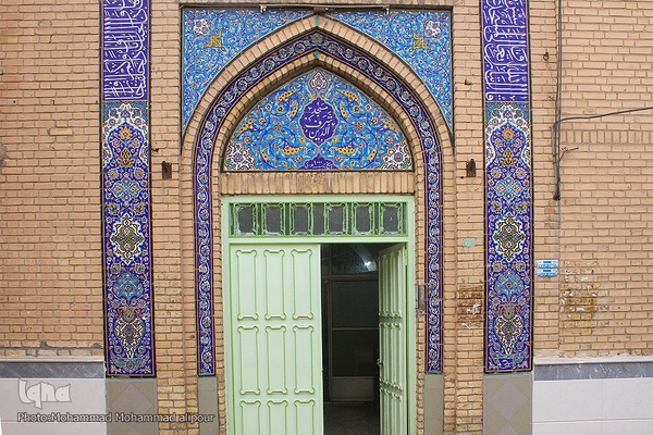 مسجد شرف‌الدین شوشتر، در سال 1000 هجری قمری و به سبک قدیمی رومی ساخته شده است. این مسجد دارای سه محراب برای تابستان، پاییز و زمستان بود. مقبره خاندان شرف الدین یکی از جایگاه‌های این مسجد است. 