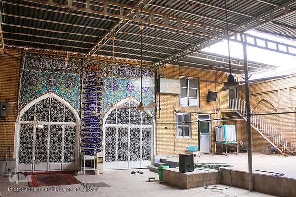 مسجد شرف‌الدین شوشتر، در سال 1000 هجری قمری و به سبک قدیمی رومی ساخته شده است. این مسجد دارای سه محراب برای تابستان، پاییز و زمستان بود. مقبره خاندان شرف الدین یکی از جایگاه‌های این مسجد است. 
