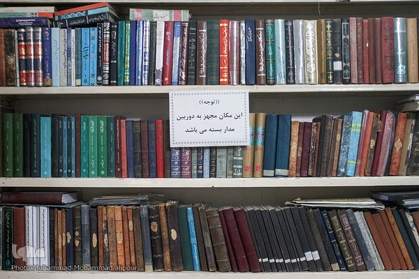 کتابخانه شرف الدین از غنی‌ترین کتابخانه‌های استان است که در کنار مسجد شرف الدین قرار دارد. خانواده شرف الدین، از گذشته خانواده پرخیر و برکتی برای شهر شوشتر بودند و مردم از وجودشان بهره مند بودند. 