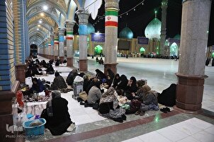 Berbuka puasa para penanti kedzuhuran Imam Al-Mahdi (AJ) di Masjid suci Jamkaran